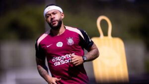 Memphis se reapresenta no CT do Corinthians após renovação de contrato