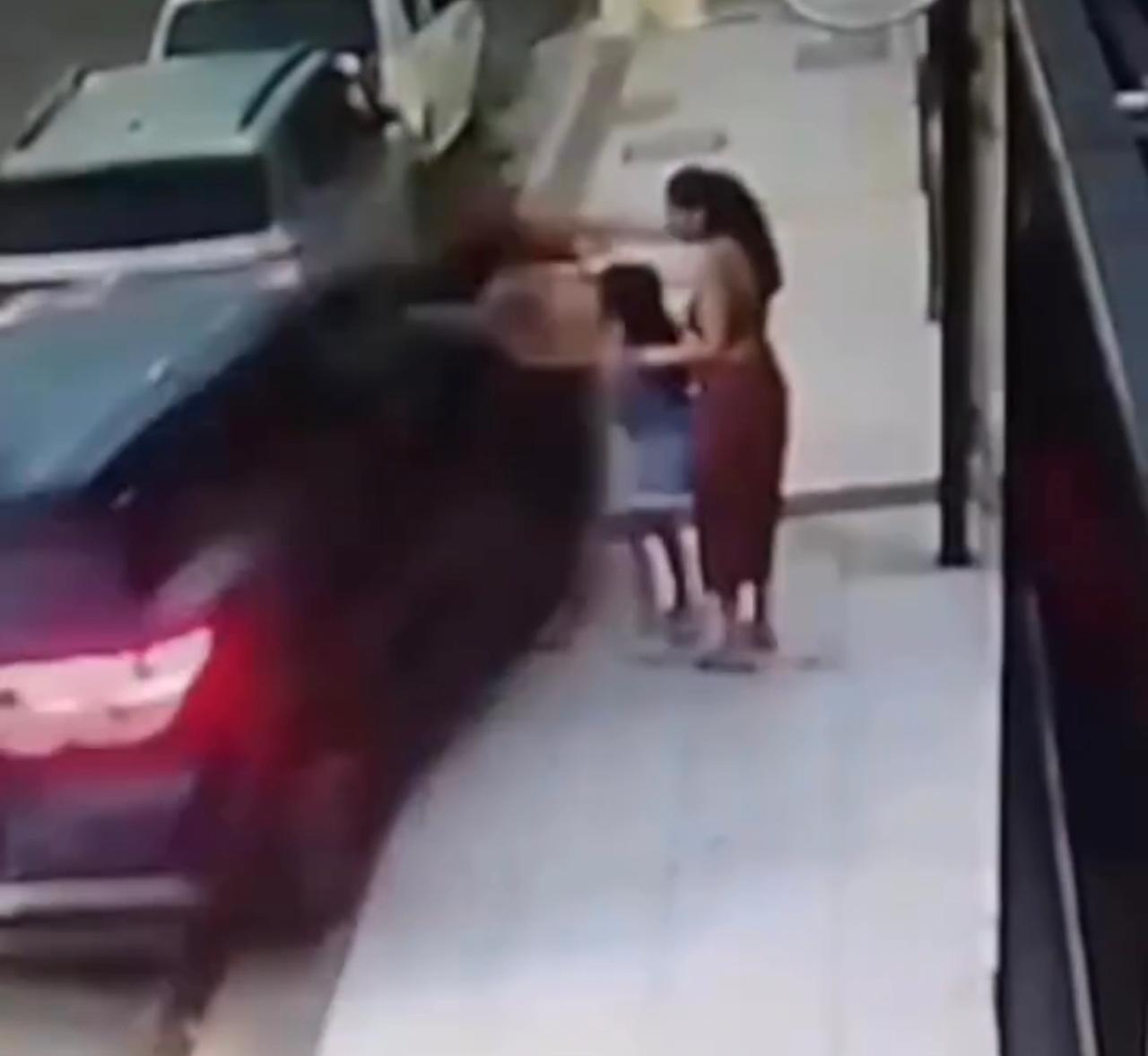 Condutora perde controle e atinge mãe com criança no colo em calçada