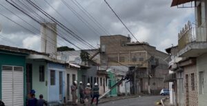 Caminhão colide com poste e deixa trecho de Arapiraca sem energia
