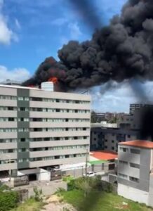 Funcionários inalam fumaça durante incêndio no Ritz Suítes e são levados para UPA