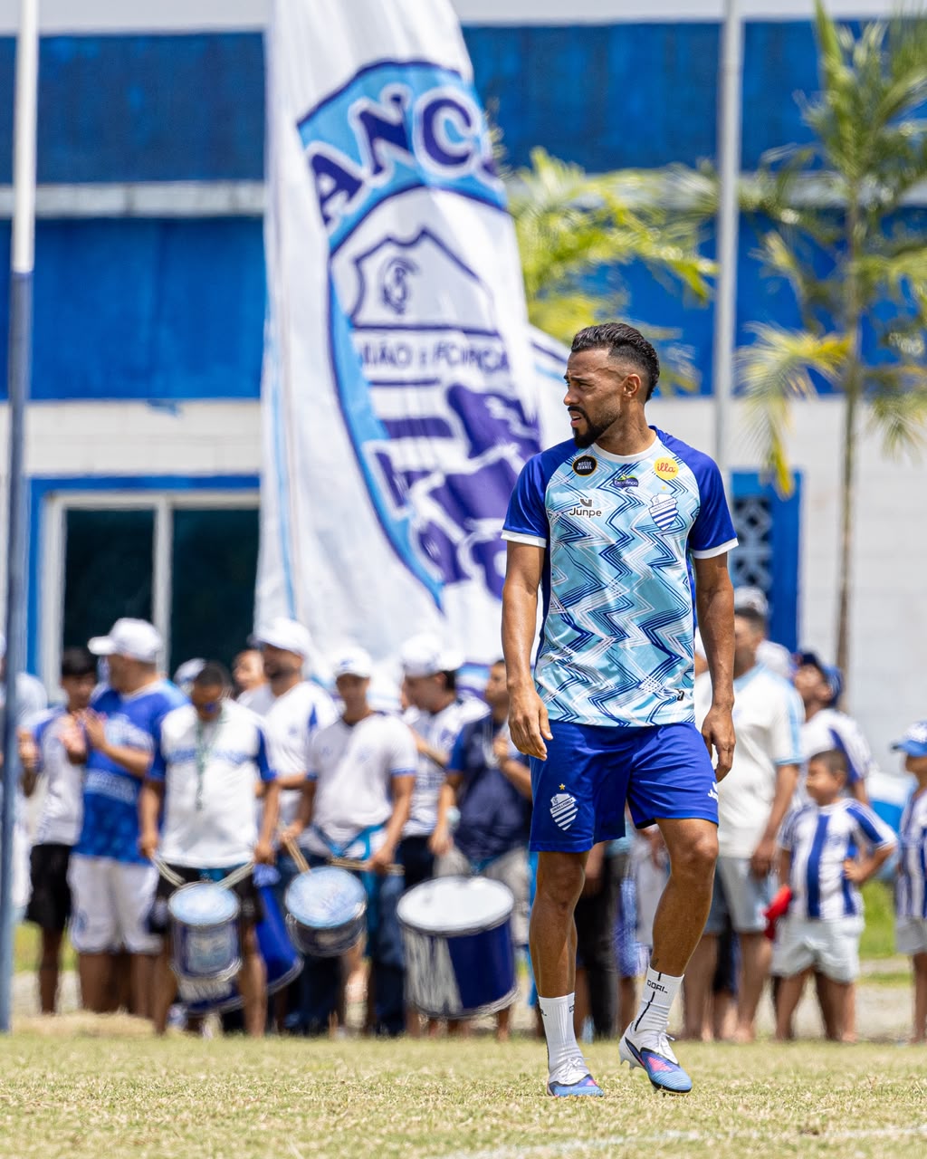 Torcedores incentivam CSA durante treino no CT Gustavo Paiva