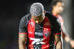 Marinho, de Penedo, desabafa após derrota no Ba‑Vi e gera confusão ao arrancar camisa de Jean Lucas