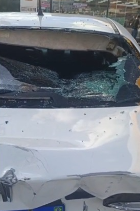 Motociclista e passageiro ficam feridos após colisão com carro na BR-104, em Maceió
